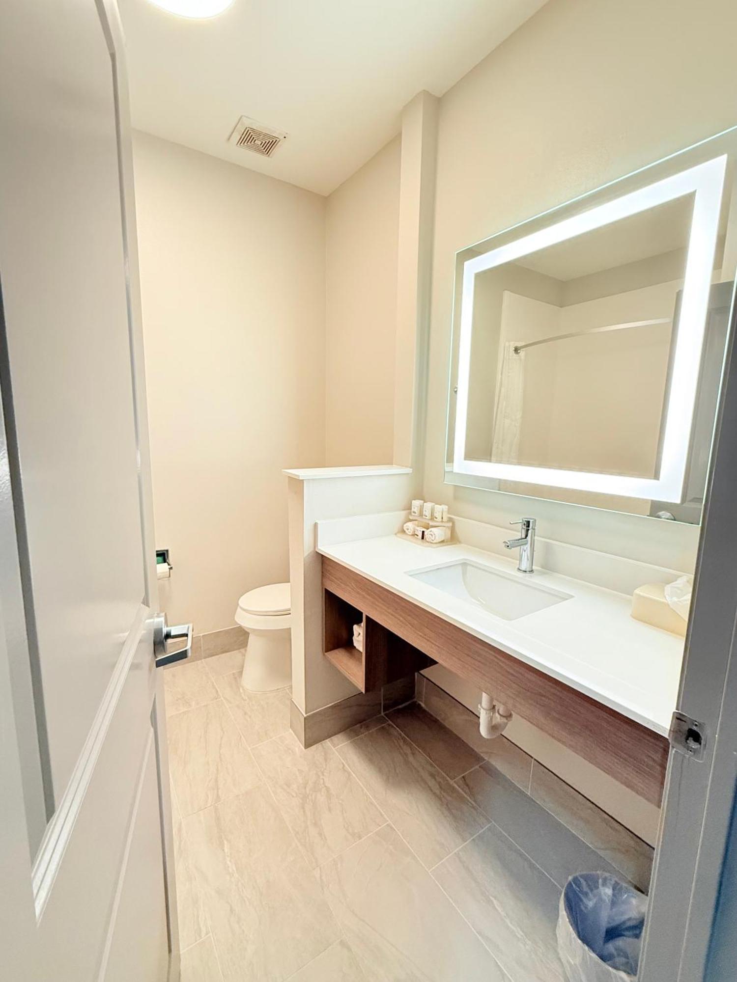 Holiday Inn Express Kenedy By Ihg Eksteriør bilde
