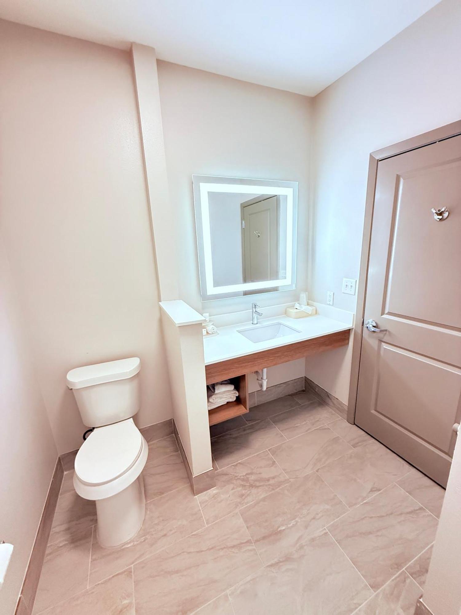 Holiday Inn Express Kenedy By Ihg Eksteriør bilde
