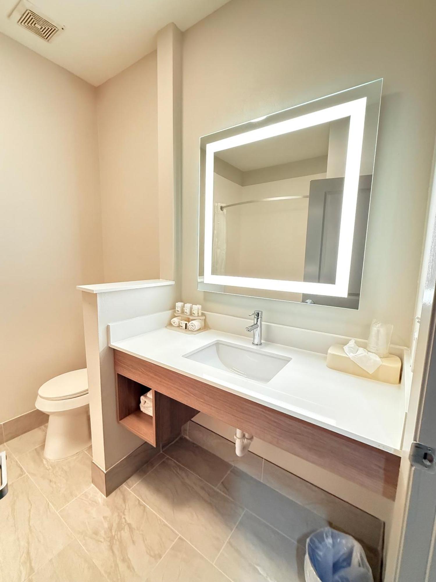 Holiday Inn Express Kenedy By Ihg Eksteriør bilde